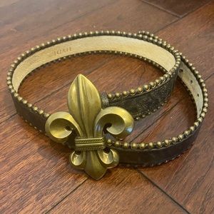 Beautiful leather belt with golden-bronze fleur-de-lis buckle